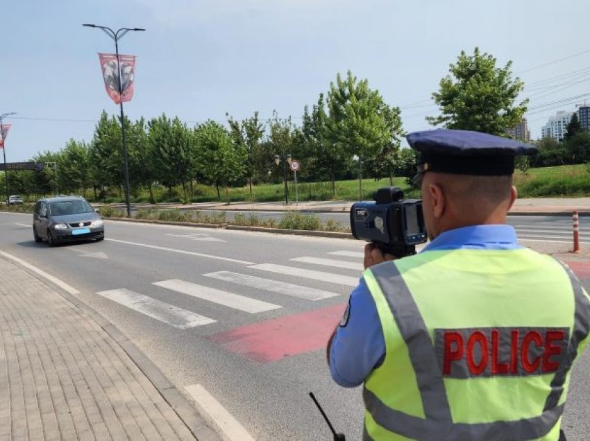 1661 tiketa trafiku u shqiptuan në 24 orët e fundit nga policia