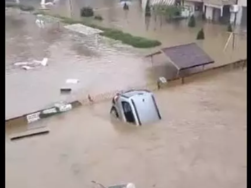 Moti i keq përfshin Bullgarinë, makinat përfundojnë në det