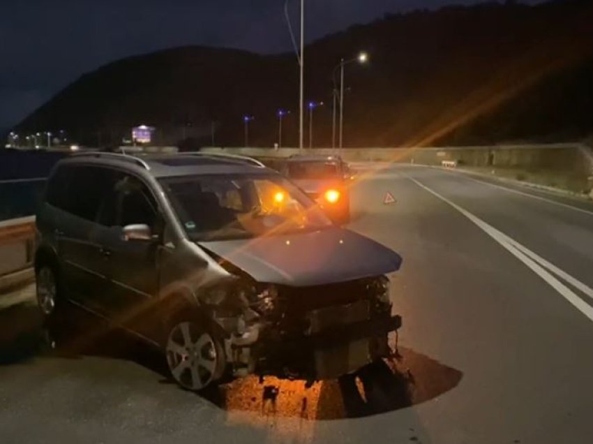 Aksident pranë Pogradecit, një automjet përplaset me trafikndarësen në fshatin Lin