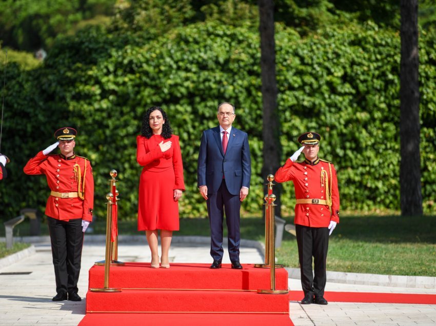 Mesazhet e fuqishme të Vjosa Osmanit nga Tirana/ Analistët: Presidentja vuri në dukje nevojën alarmante të kombit shqiptar