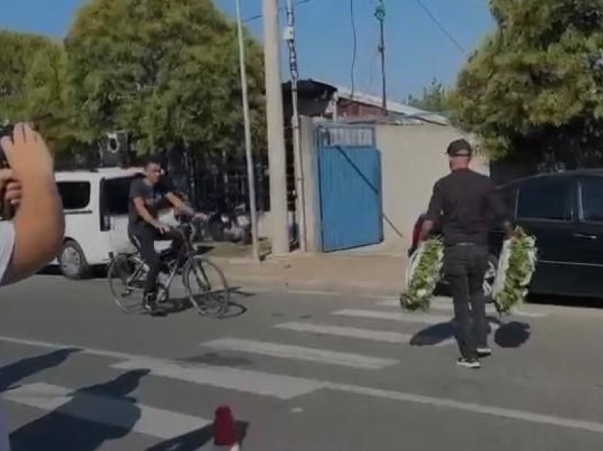 Banori largon kurorat e vendosura nga Beci në memorialin e Postribës