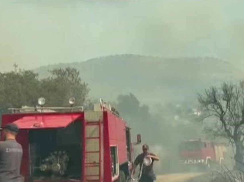 Zjarri rrezikon fshatin në Finiq, banorët nisin të braktisin banesat për të shpëtuar