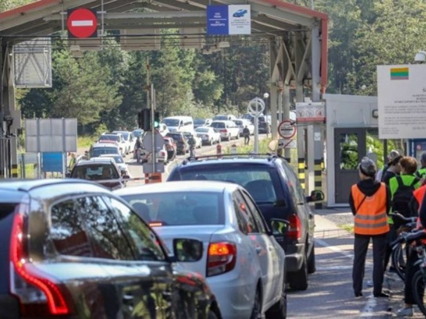 Vendet baltike mbyllën kufijtë e tyre për të gjitha veturat me targa ruse