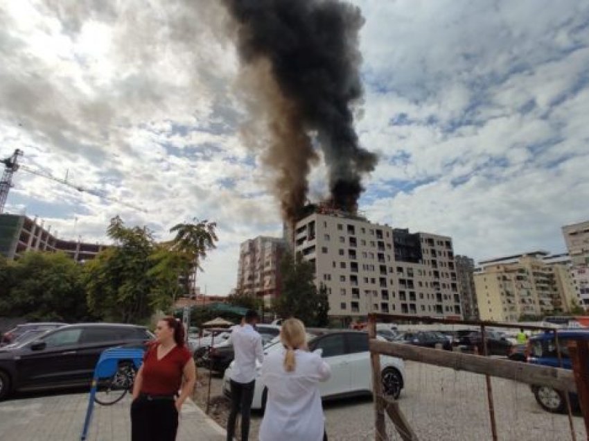 Përfshihet nga flakët një pallat pranë zyrave të DPSHTRR-së në Tiranë