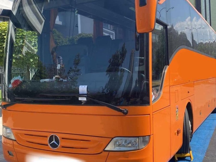 Gjobitet një autobus i Trafikut Urban, u parkua tek hapësira për persona me nevoja të veçanta