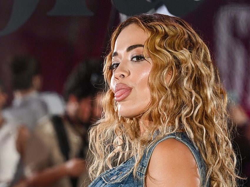 Rita Ora duket me stil e veshur me kostum xhins teksa merr pjesë në Javën e Modës në Londër