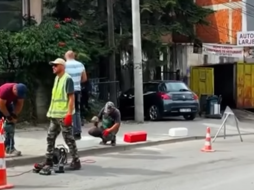 Vazhdon lirimi i hapësirave publike në lagjen Aktash, Rama: Trotuaret s’janë për vetura