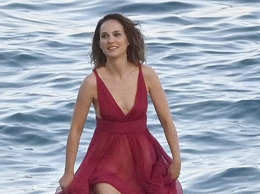 Natalie Portman fotografohet në plazh, mes thashethemeve se është ndarë nga burri pasi ai e ka tradhtuar