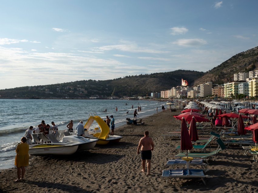 Pavarësisht krizës, qytetarët e Maqedonisë s’i ndalin pushimet