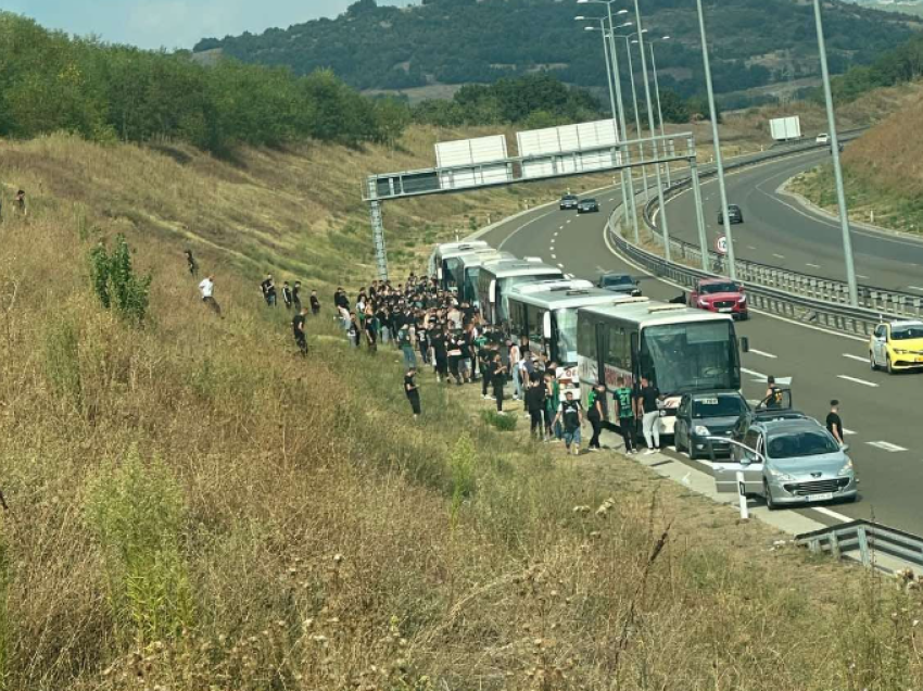 Bllokuan autostradën, gjobiten shoferët e autobusëve