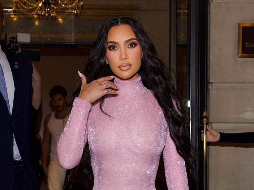 Kim Kardashian tregon trupin e saj të tonifikuar në një pozë provokuese në bikini