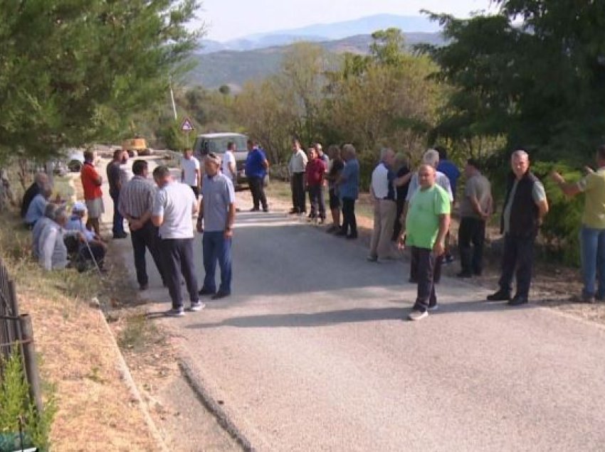 “Te varri i babait tim nuk e lejoj!”/ Banorët kundër rrugës për Bylis, kalon midis varrezave