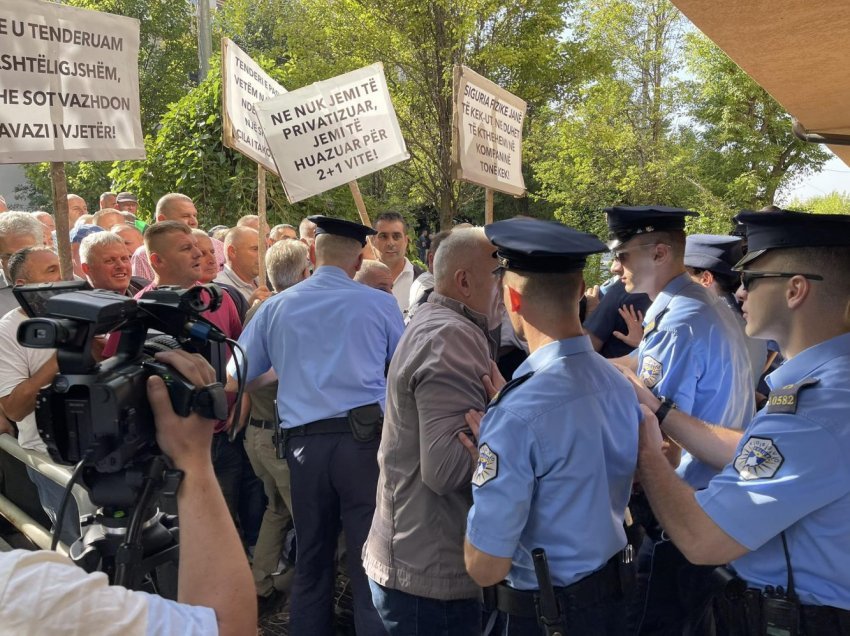 Protestuesit përleshen me Policinë, tentojnë të futen në objektin e KEK-ut