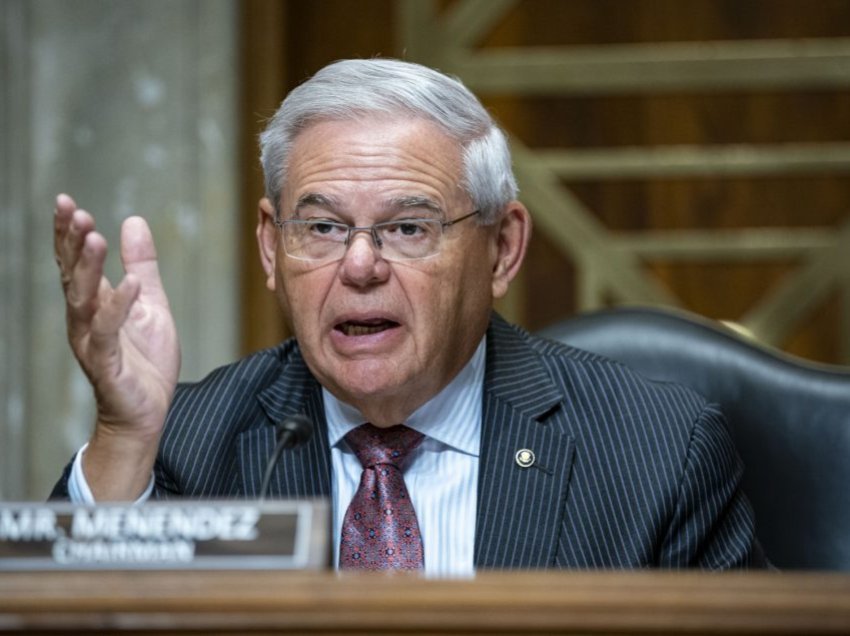 Bob Menendez jep përkohësisht dorëheqje si kryetar i Komitetit për Marrëdhënie me Jashtë në Kongresin amerikan