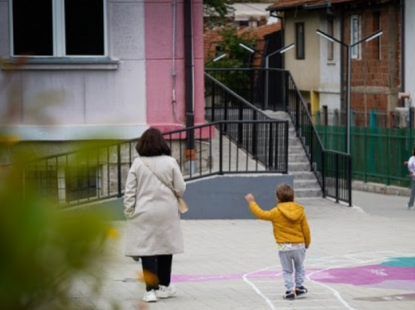 ​Fëmijët ia dalin më mirë në shkollë nëse baballarët lexojnë dhe luajnë me ta