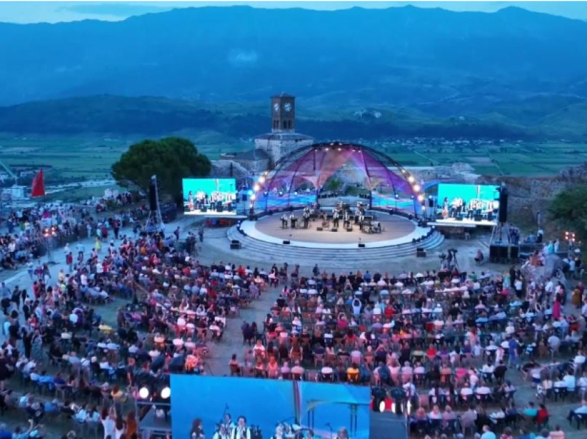 Muzikë estoneze në Gjirokastër/ 40 artistët e një grupi koral, interpretuan muzikën tradicionale