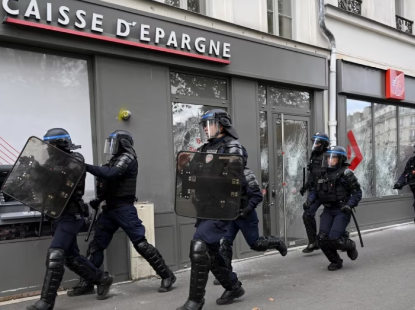 Paris, protestuesit sulmojnë makinën e policisë