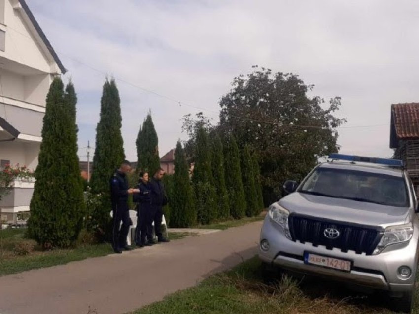 ​Pjesëtarë të policisë në shtëpinë e rreshterit të ndjerë Bunjaku