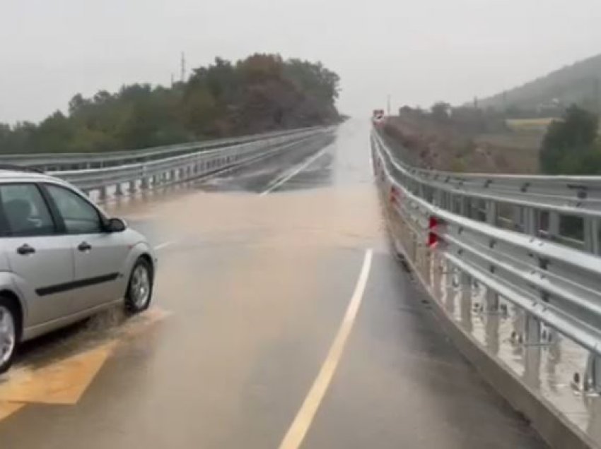 Vështirësohet qarkullimi në “Rrugën e Arbrit”, gurë dhe përmbytje