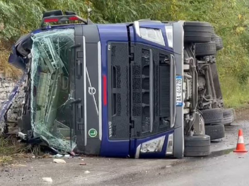 Aksident në aksin rrugor Fier-Levan, përmbyset një autobot