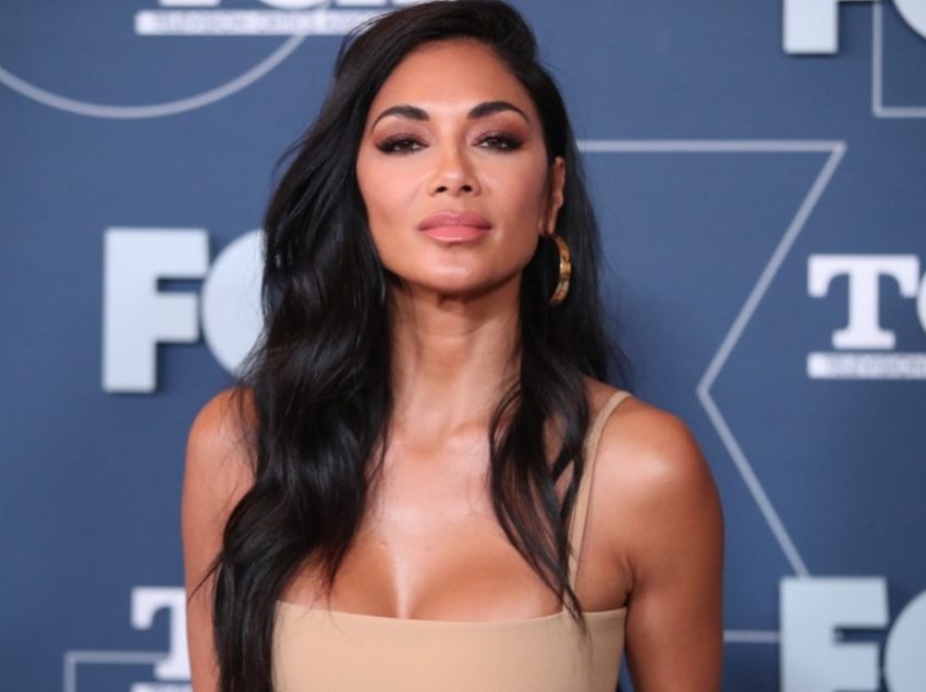 Nicole Scherzinger mbulohet me gjak dhe shpërthen në lot gjatë performancës në West End