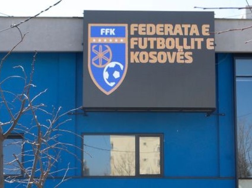 Tifozët grekë shfaqën pankarta shoviniste kundër Kosovës, reagon FFK-ja