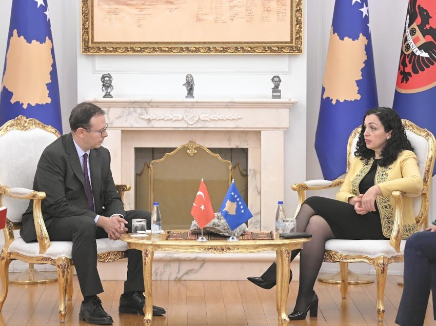 Presidentja Osmani priti në takim ambasadorin e Turqisë, Sabri Tunç Angılı