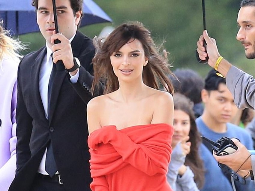 Emily Ratajkowski mban fustanin e saj të kuq teksa i rrëshqet poshtë trupit të saj në Javën e Modës në Paris