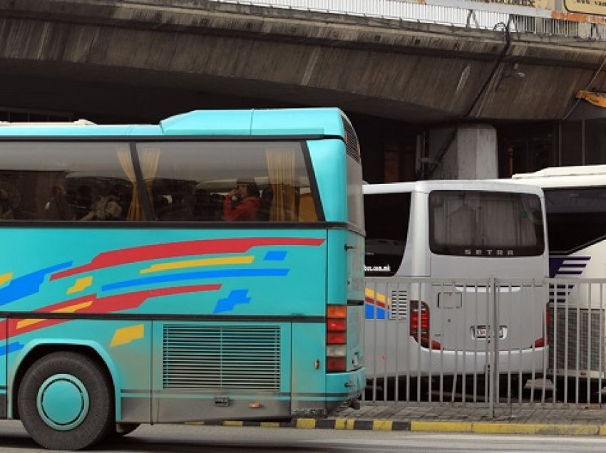 Stacionet e autobusëve të stërmbushur në Shkup dhe Tetovë, vazhdon emigrimi