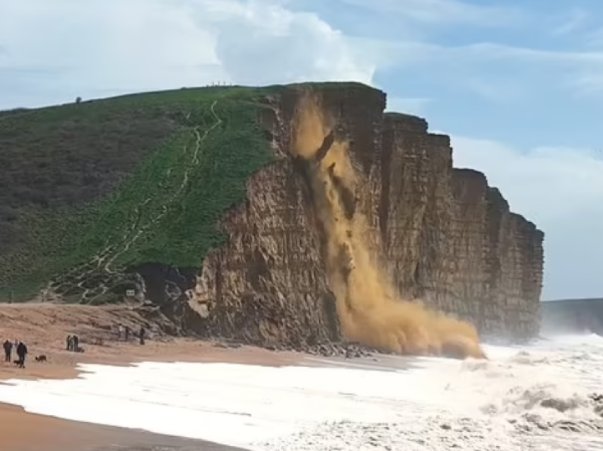  Shembje spektakolare e shkëmbit piktoresk në plazhin anglez të Dorset 