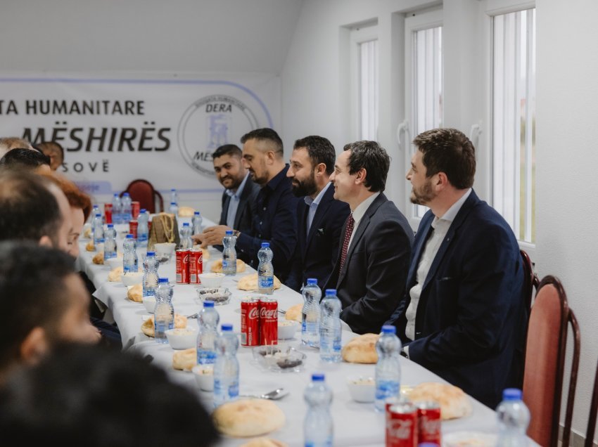 Kryeministri Kurti bëri iftar me qytetarë në kuzhinën popullore “Dera e Mëshirës”