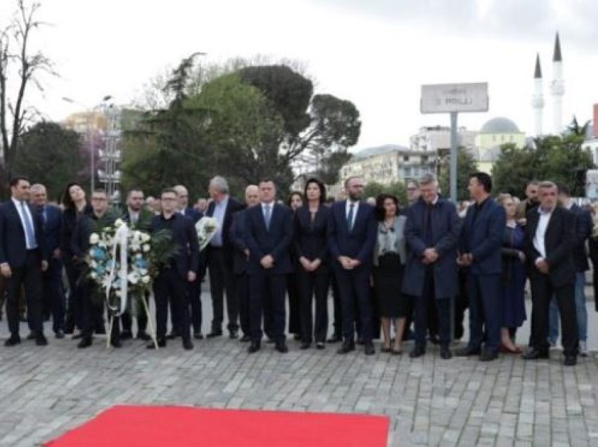 Berisha e Bardhi përkujtojnë masakrën e 2 Prillit, ish-kryeministri: Mesazh për të ecur drejt zgjedhjeve të lira dhe të ndershme me një qeveri teknike