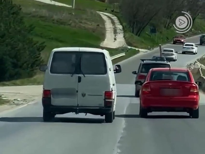 Raportohet në rrjete sociale për tejkalim në vijë të plotë, policia gjobit shoferin