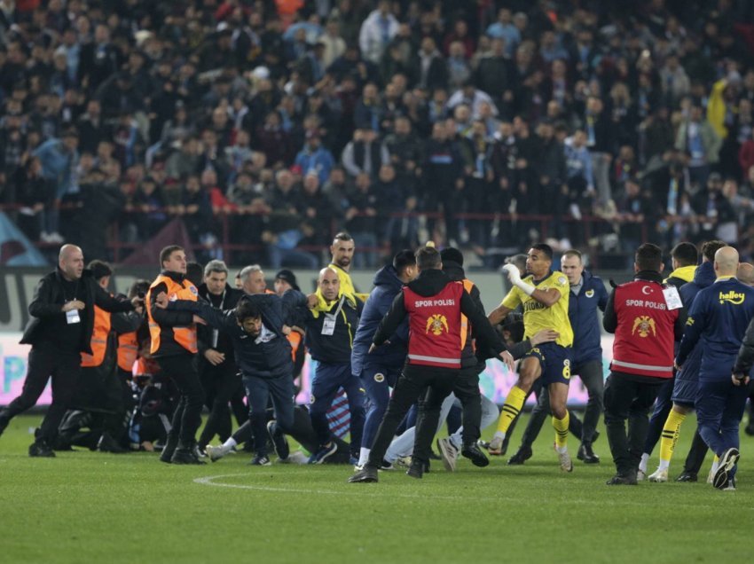 Përleshja në fushë me tifozët kundërshtarë, Fenerbahce tërhiqet nga kampionati?