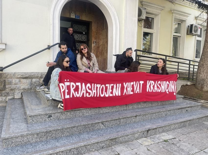 Me protestë kërkohet largimi i profesorit të denoncuar për ngacmim seksual