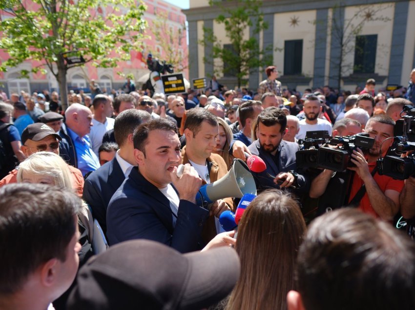 Protesta para Bashkisë së Tiranës. Këlliçi: Banda e 5D do shkojë në burg! Drejtësia do vendoset në vend!