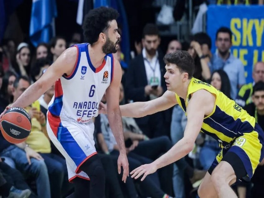 Efes fiton derbin me Fenerbahçen