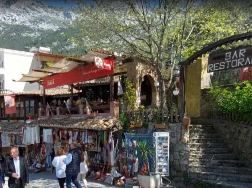 Fluks turistësh në Krujë/ E diela mbipopullon zonën muzeale dhe pazarin