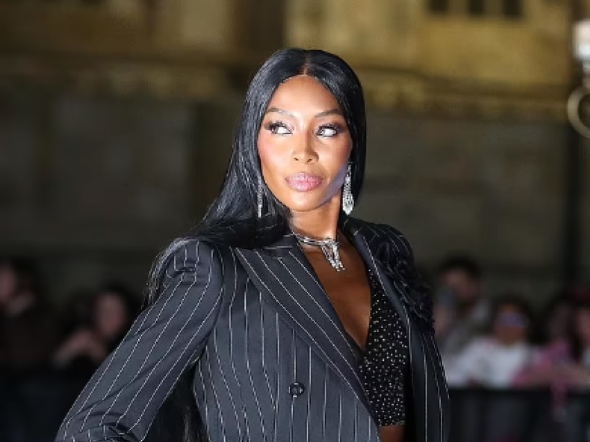 Naomi Campbell shfaqet me një kostum elegant, në eventin e Dolce & Gabbana në Milano