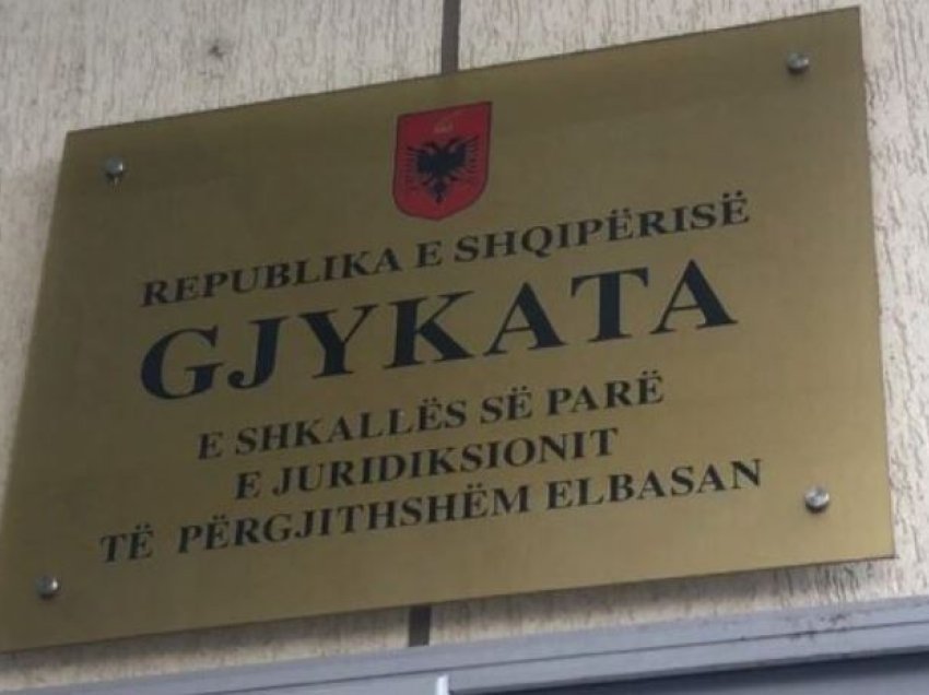 Elbasan/ Vranë me thikë bashkëmoshatarin, shtyhet seanca gjyqësore për katër adoleshentët