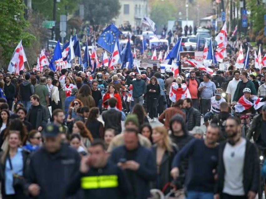 Gjeorgjianët protestojnë jashtë parlamentit kundër ligjit për agjentët e huaj