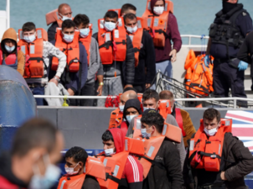 The Guardian: Emigrantët shqiptarë mbahen të burgosur në Britani, edhe pse kanë pranuar vullnetarisht të riatdhesohen