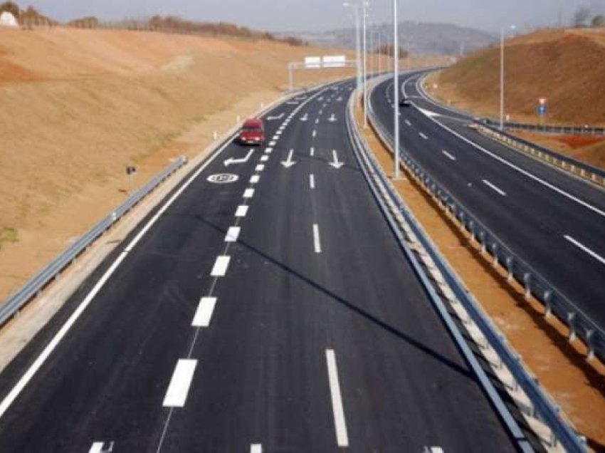 Digjet një veturë në autostradën “Ibrahim Rugova”