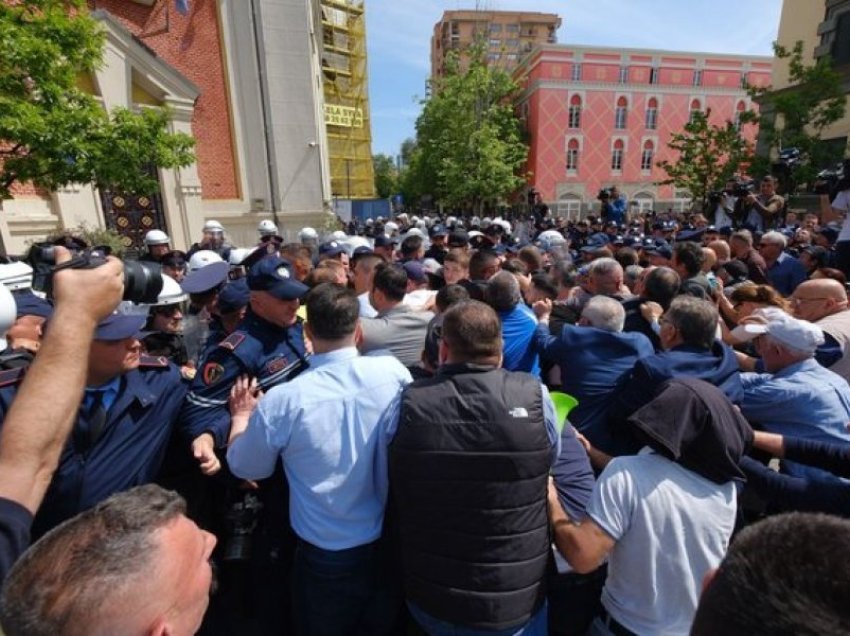 Përfundon protesta e opozitës, qytetarët të vendosur për largimin e Veliajt