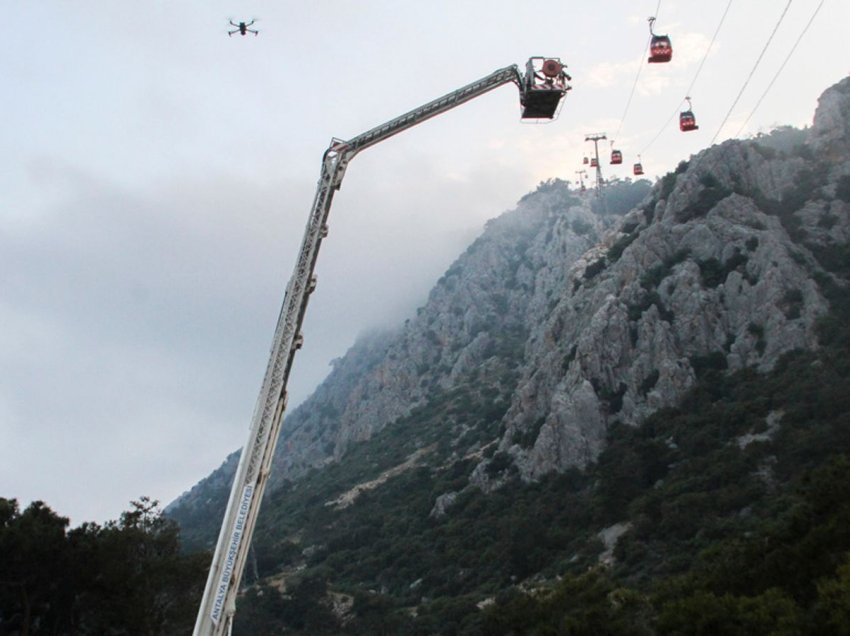 Përplasja e teleferikut në Turqi lë një të vdekur, dhjetë të tjerë lëndohen  