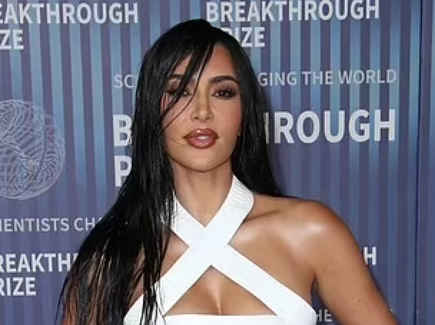 Kim Kardashian shfaq linjat trupore në një fustan lëkure, në ceremoninë e 10-të të ‘Çmimit Breakthrough’