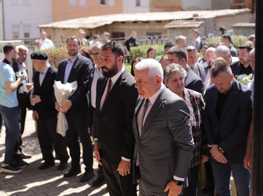 Sveçla dhe Krasniqi bëjnë homazhe për të rënët në Lagjen e Bonjakëve 25-vjet më parë