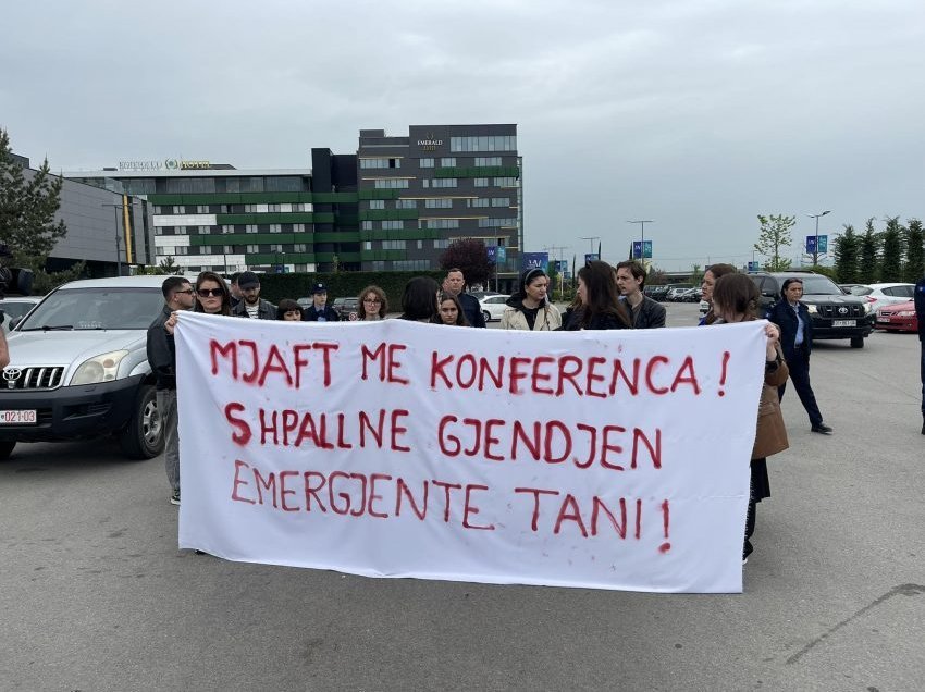 “Shpalleni gjendjen emergjente tani” - protestohet pas vrasjeve të grave