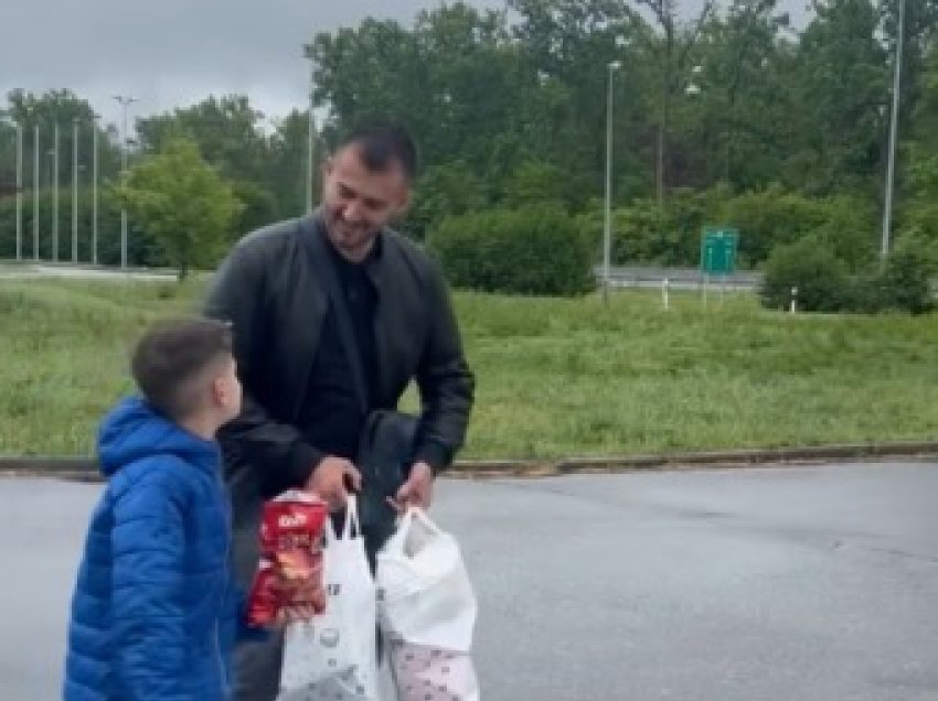 Labinot Tahiri u çon ushqime shtetasve shqiptarë të bllokuar në kufirin Serbi-Kroaci