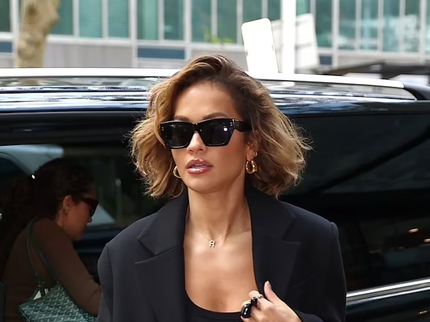 Rita Ora merr gjithë vëmendjen, teksa bën një paraqitje elegante dhe me stil në Sydney